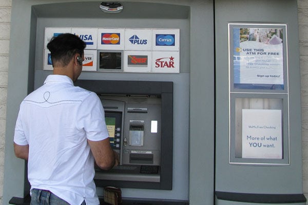 كيفية استرداد مبلغ تم خصمه من الكارت ولم تخرج الاموال من ماكينة ATM
