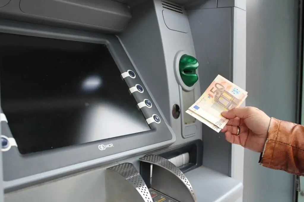 طريقة إيداع مبلغ لحساب شخص آخر عن طريق الصراف الآلي ATM